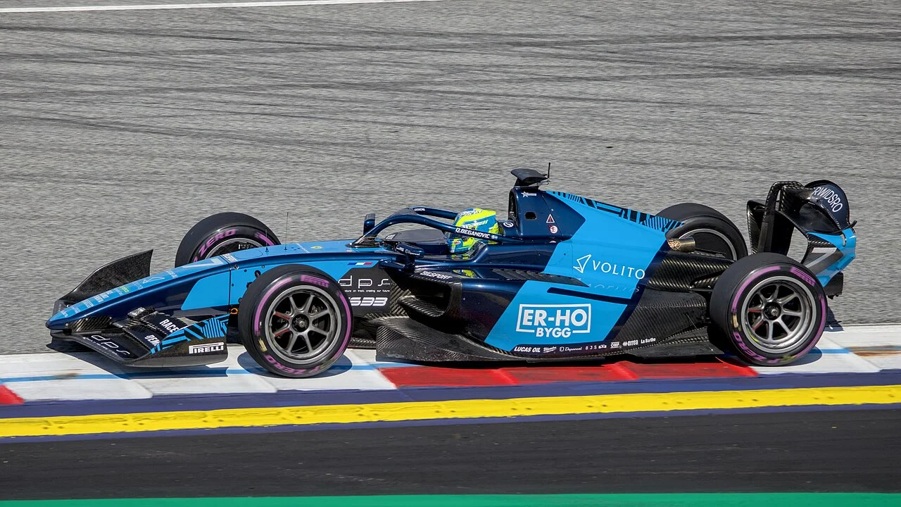 Dino Beganovic kör DAMS-bilen med startnummer 7 i Formel 2 på Red Bull Ring i Österrike 2026