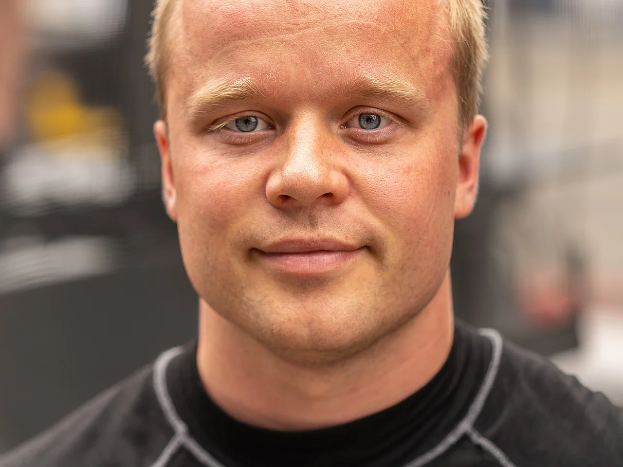 Porträtt av Felix Rosenqvist i svart racingunderställ, fotograferad 2021