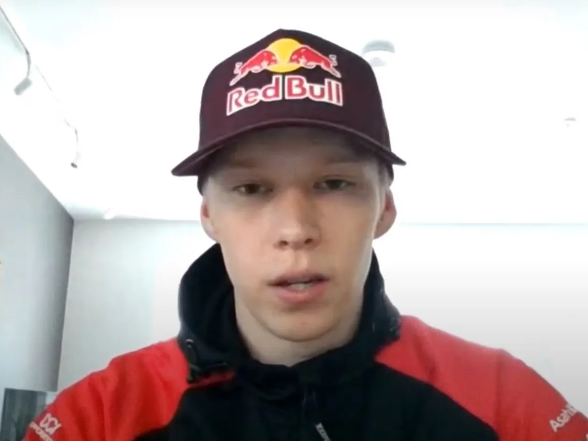 Kalle Rovanperä i röd keps och Toyota-jacka under en videointervju
