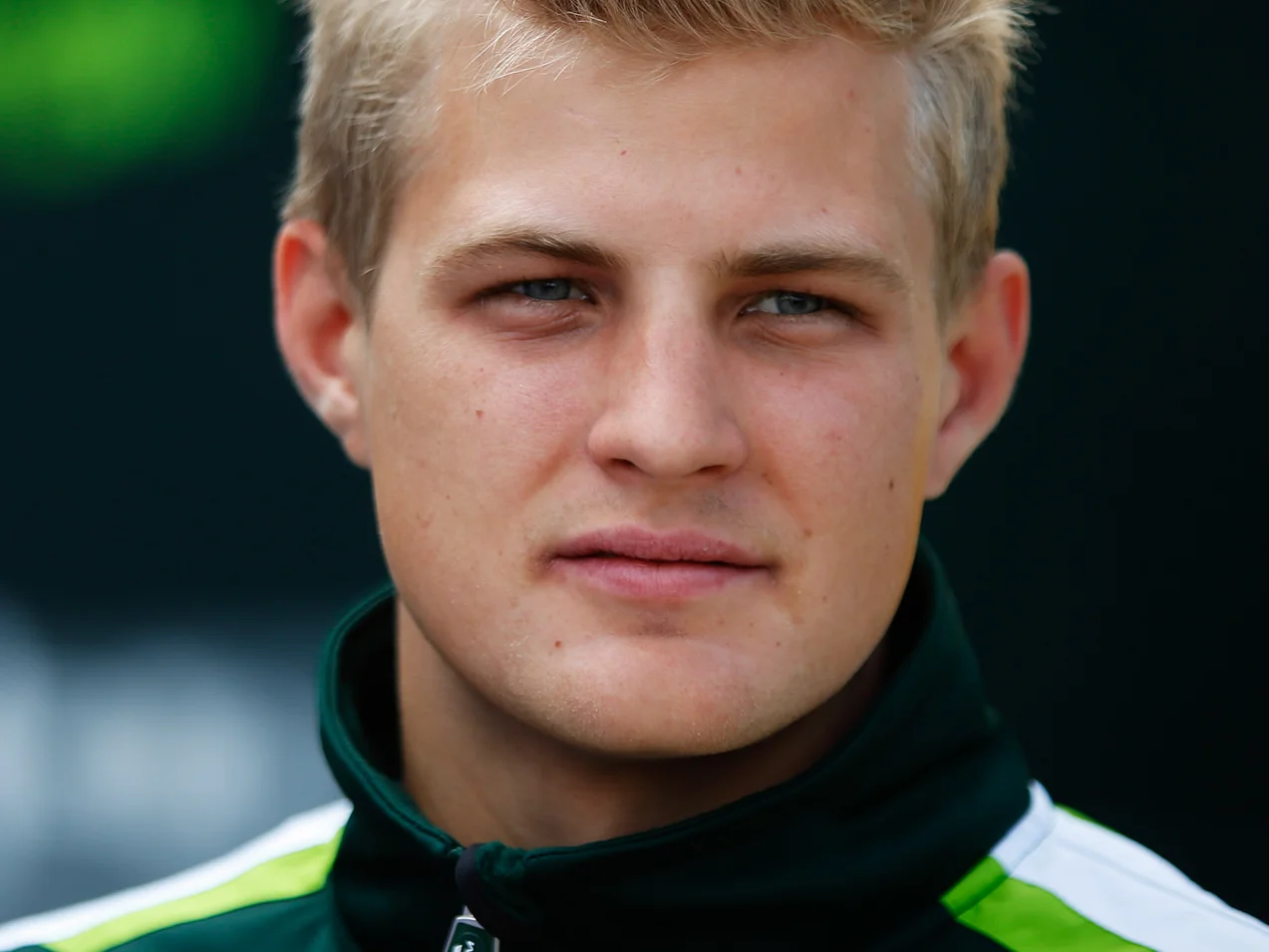Marcus Ericsson i grön Caterham-jacka under Formel 1-säsongen 2014