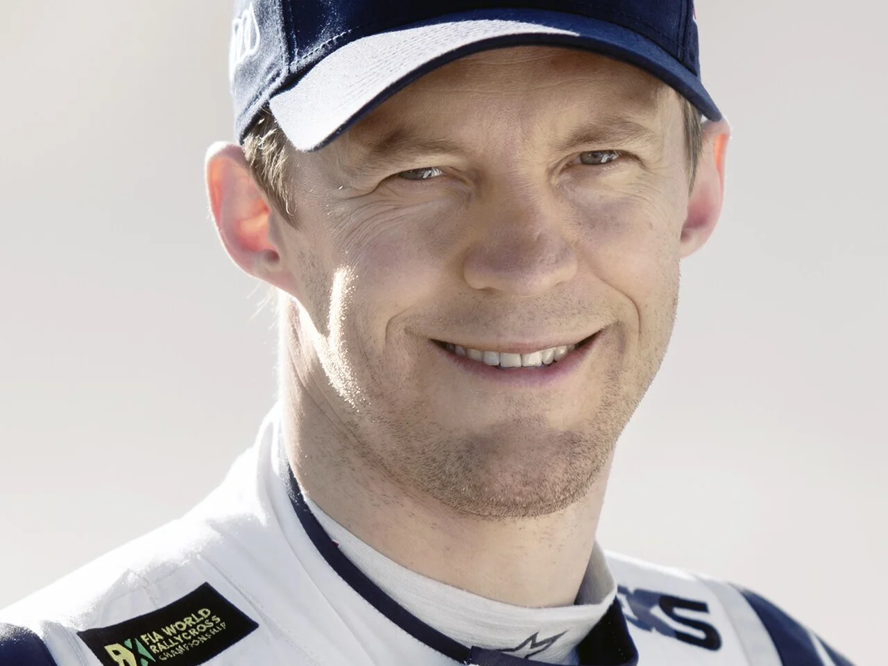 Mattias Ekström i keps och tävlingsoverall från rallycross-VM, fotograferad 2016