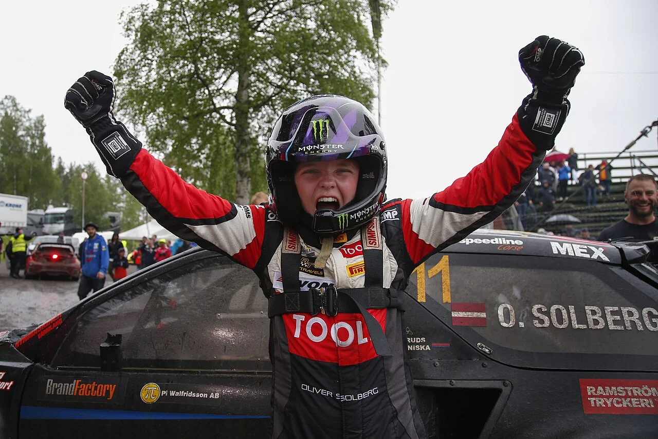 Oliver Solberg jublar efter en seger i RallyX Nordic i Arvika 2017